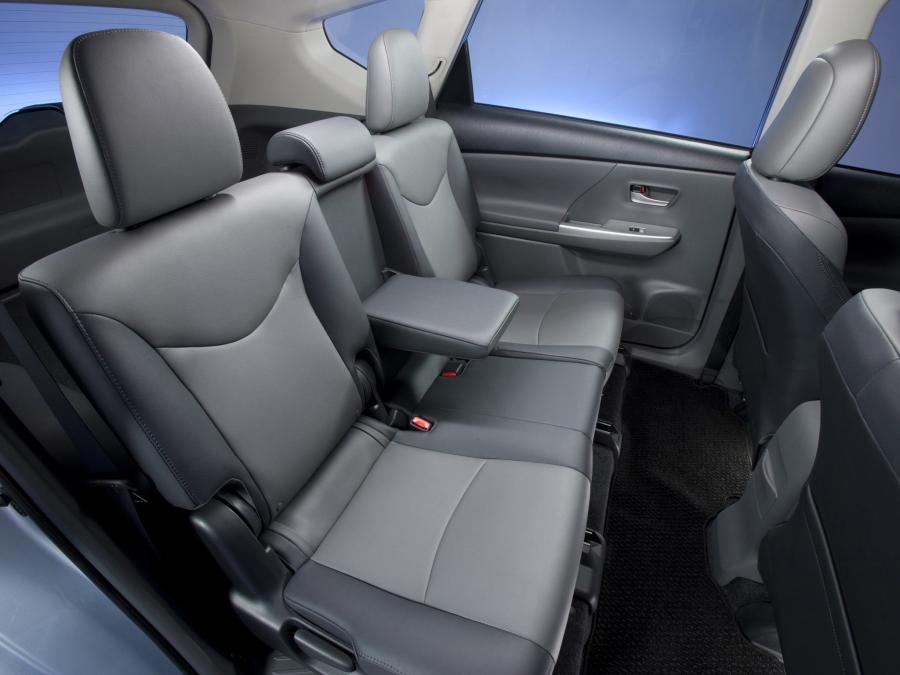  Toyota Prius MPV v 2011 года  (фото 13 из 30)
